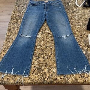 MOTHER The Weekender - Cropped Blue Flare Ankle Jeans with Distressed Hem